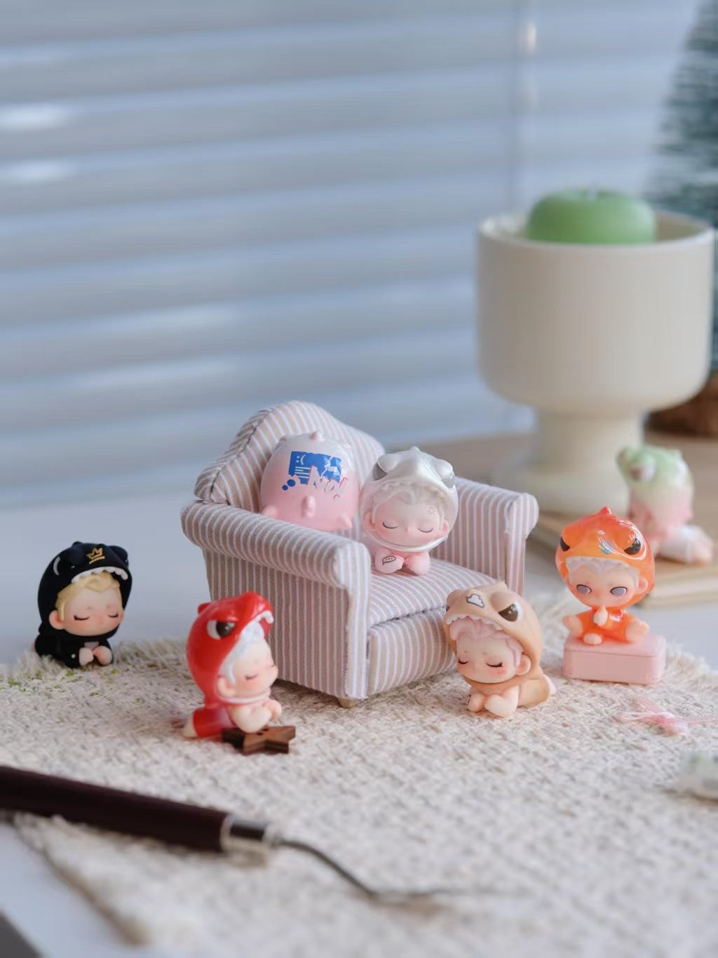 Dylan Shark into The Workplace Minibean Series toy surprise box Dolls